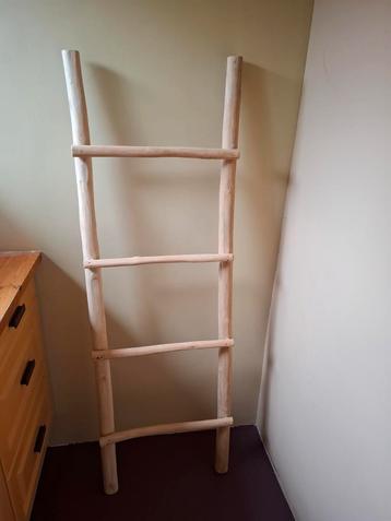 Decoratieve houten ladder beschikbaar voor biedingen