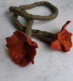 Omslag bloemen ketting van vilt, Hobby en Vrije tijd, Vilt, Ophalen of Verzenden, Zo goed als nieuw, Figuurtje(s)