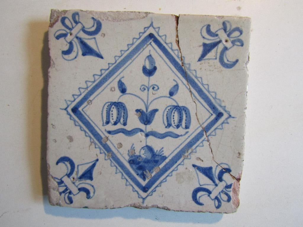 een 17e eeuwse tegel met een bloemstuk in een vaas, Antiek en Kunst, Ophalen of Verzenden