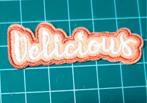 tekst delicious strijkembleem NIEUW Grootte 5,5 cm x 2 cm, Hobby en Vrije tijd, Nieuw, T, Ophalen of Verzenden, H