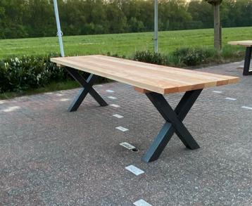 Tuintafel met stalen X poten douglas geschaafd beschikbaar voor biedingen