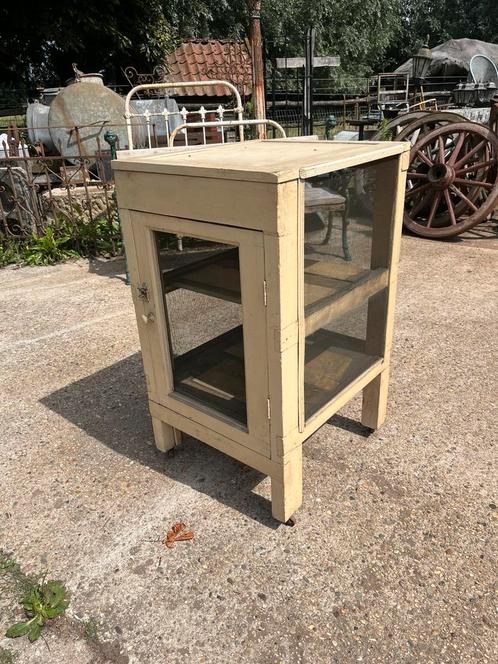 Oude vliegenkast op wielen met ijzeren gaas goede kwaliteit, Antiek en Kunst, Curiosa en Brocante, Ophalen