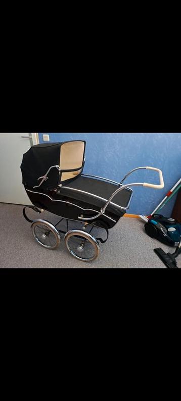 Oude kinderwagen. 