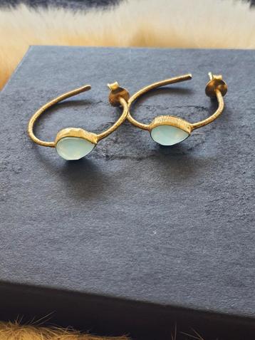 Echt zilveren met goud vergulde creolen met blauw chalcedoon beschikbaar voor biedingen