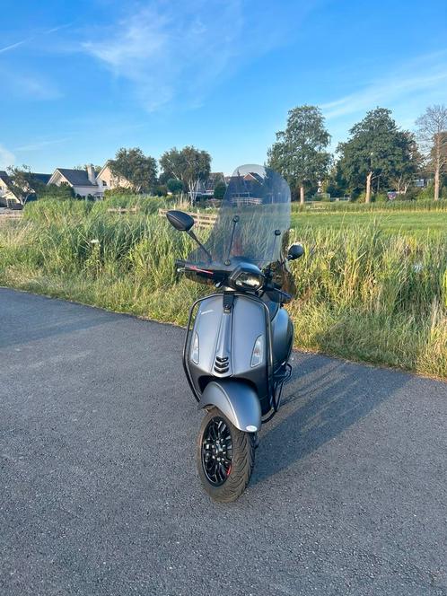 Vespa sprint mat grijs 2017 geel kenteken, Fietsen en Brommers, Scooters | Vespa, Gebruikt, Vespa S, Maximaal 45 km/u, Benzine