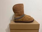 Te koop nieuwe Ugg Classic Short Crescent maat 38, Kleding | Dames, Schoenen, Postlaan 3, Nieuw, Ophalen of Verzenden, 123@home.nl