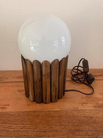 Vintage stilistiche houten tafellamp melkglas beschikbaar voor biedingen