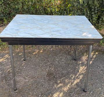 Vintage formica eettafel met 2 krukjes  beschikbaar voor biedingen