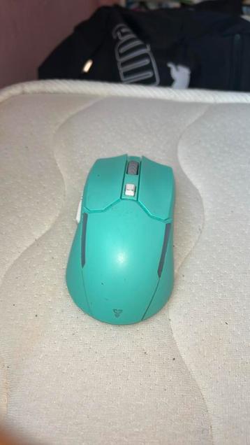 Blauwe gaming muis beschikbaar voor biedingen