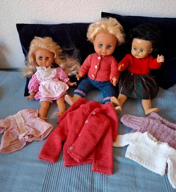 Vintage poppen met kleertjes beschikbaar voor biedingen