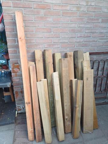 Rest balken tuinpalen. Korte stukken beschikbaar voor biedingen