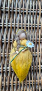 Prachtige lente fee met bloem van wol, antroposofisch, Hobby en Vrije tijd, Vilt, Ophalen of Verzenden, Nieuw, Figuurtje(s), Wolvilt