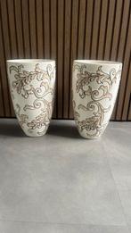 2 Crèmekleurige vazen met beige barokprint, ., Ophalen of Verzenden, Zo goed als nieuw, .