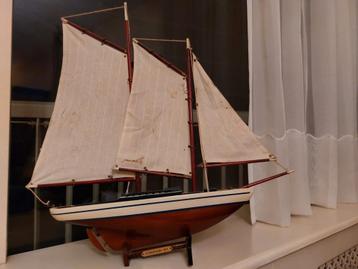 Leuke oude houten zeilboot voor decoratie beschikbaar voor biedingen