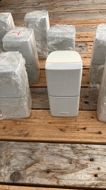 Witte bose dubbele cubes beschikbaar voor biedingen