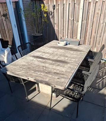Tuintafel van steenschotten gemaakt  beschikbaar voor biedingen