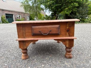 Massief teakhouten salontafel met 2 lade  aan weerszijde beschikbaar voor biedingen