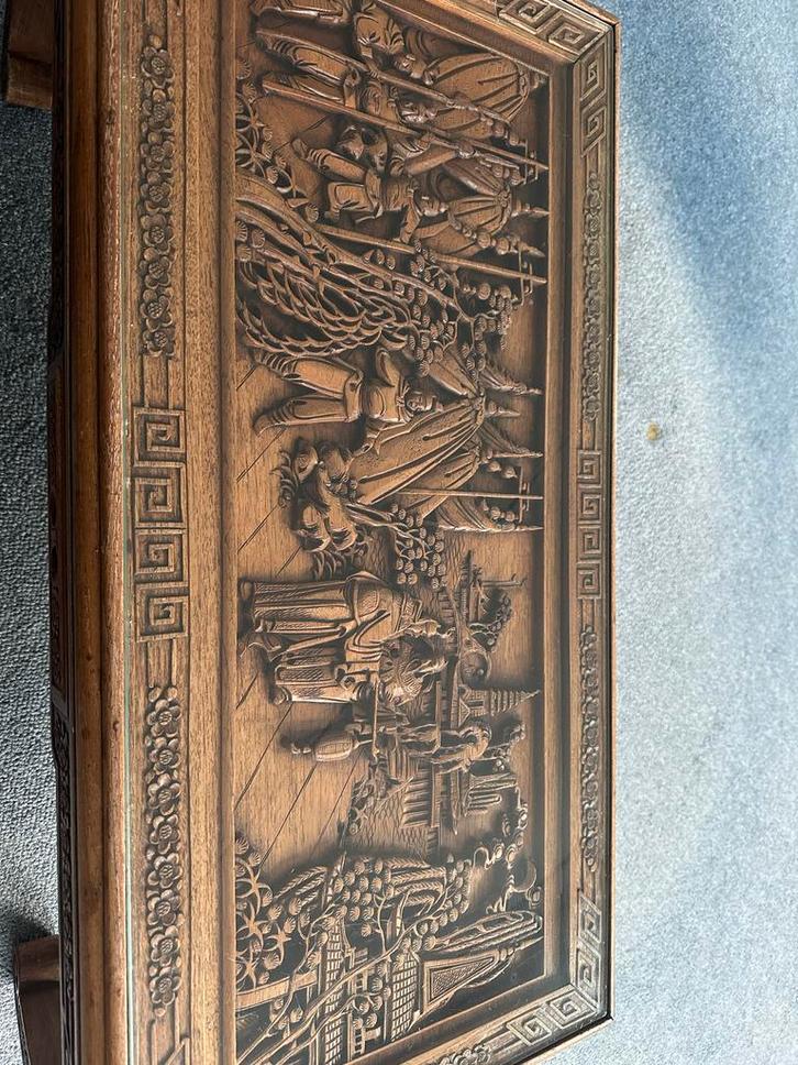 Chinese salontafel met houtsnijwerk en glasplaat, Antiek en Kunst, Antiek | Meubels | Tafels, Ophalen