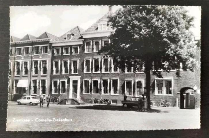 Zierikzee - Cornelia Ziekenhuis (Simca 1000, Opel Olympia), Verzamelen, Ansichtkaarten | Nederland, Ongelopen, Zeeland, 1960 tot 1980