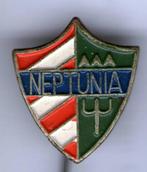 Neptunia zilverkleurig voetbal club speldje ( Z_041 ), Verzenden, Zo goed als nieuw, Sport, Speldje of Pin