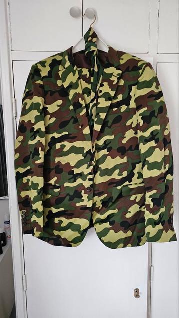 Camouflage pak met broek en stropdas maat 54