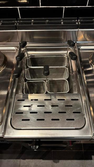 Pasta koker op krachtstroom met mandjes beschikbaar voor biedingen