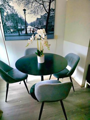 Ronde eettafel met 4 stoel beschikbaar voor biedingen