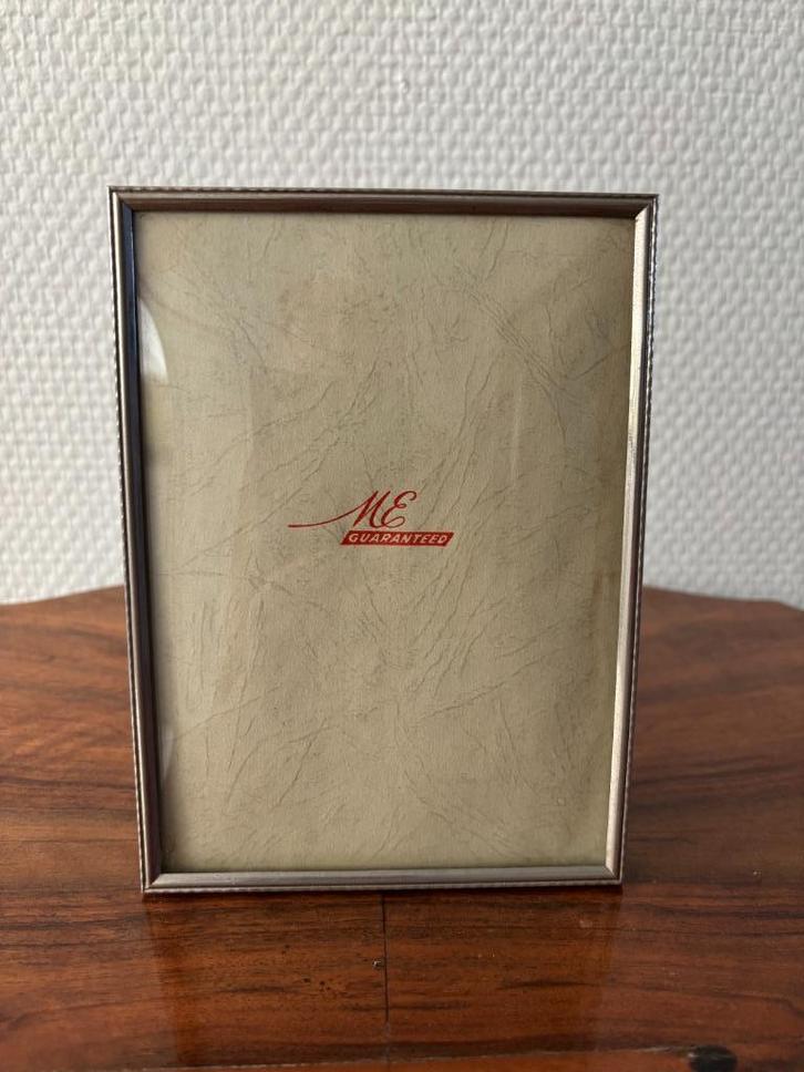Vintage fotolijstje ME met metalen rand en bol glas 13*18., Antiek en Kunst, Antiek | Woonaccessoires, Ophalen of Verzenden