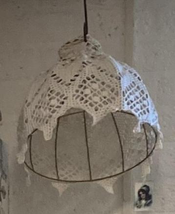 Brocante gehaakte hanglamp beschikbaar voor biedingen
