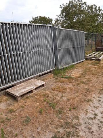 Honde kennels beschikbaar voor biedingen