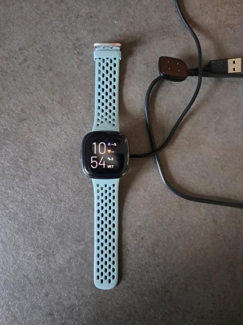 Fitbit versa 4, Sieraden, Tassen en Uiterlijk, Smartwatches, Gebruikt, Android, Zwart, Ophalen of Verzenden