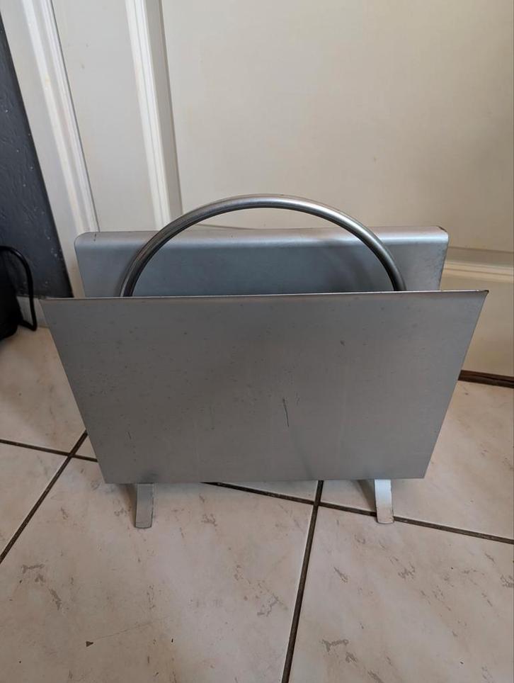 Vintage kranten bak lectuur bak Metaal gispen, Huis en Inrichting, Woonaccessoires | Krantenbakken en Lectuurbakken, Gebruikt