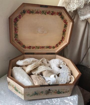antiek Victorian kistje met  kant  beschikbaar voor biedingen
