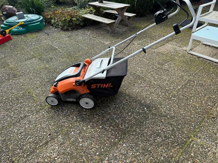 Stihl RLE 240 Verticuteermachine - Compact & Elektrisch, Tuin en Terras, Grasmaaiers, Gebruikt, Elektrische grasmaaier, 30 t/m 39 cm