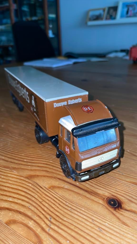 Mercedes truck met oplegger “Douwe Egberts “, Hobby en Vrije tijd, Modelauto's | 1:50, Ophalen of Verzenden, Zo goed als nieuw
