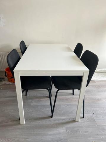 Eettafel + stoelen beschikbaar voor biedingen