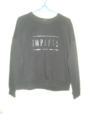 Zwarte sweater met spiegelende letters - maat XS beschikbaar voor biedingen