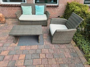 Mooi compact setje bank en stoel en tafel beschikbaar voor biedingen