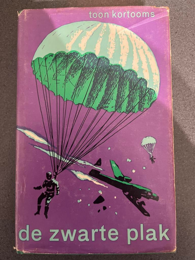 De Zwarte Plak - Toon Kortooms, Boeken, Ophalen of Verzenden, Gelezen, Nederland