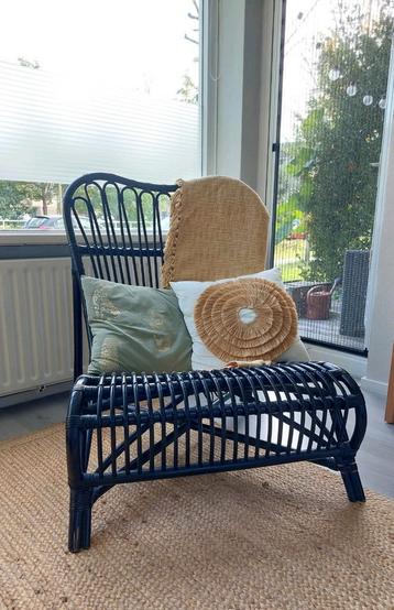 Ruime zwarte rotan stoel beschikbaar voor biedingen