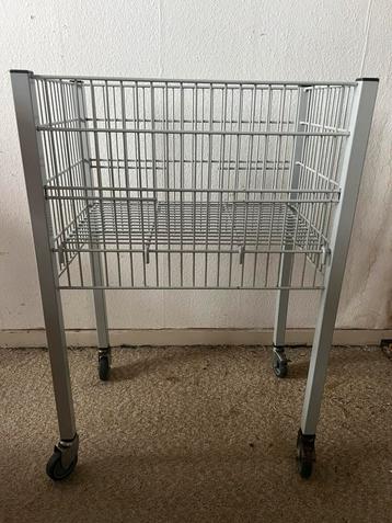 Verrijdbare (winkel) manden 50 x 60. Licht grijs. beschikbaar voor biedingen