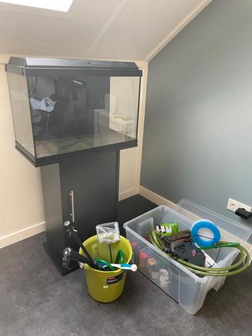 Aquarium incl toebehoren beschikbaar voor biedingen