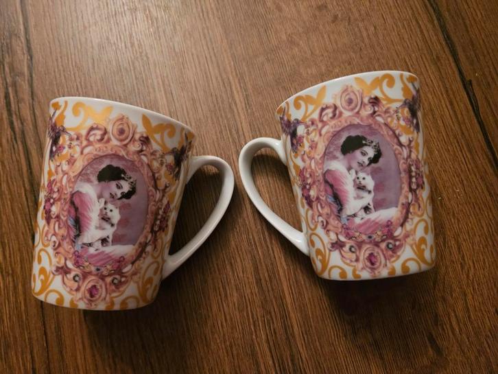 Twee PPD Sierlijke mokken, Huis en Inrichting, Keuken | Servies, Zo goed als nieuw, Kop(pen) en/of Schotel(s), Overige stijlen
