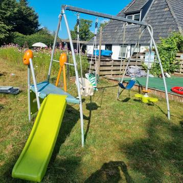 Gratis metalen schommel met glijbaan en attributen.  beschikbaar voor biedingen