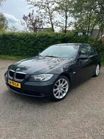 BMW 3-Serie (e90) 2.0 I 318 AUT 2007 Zwart, Auto's, BMW, Origineel Nederlands, Te koop, 5 stoelen, 1400 kg