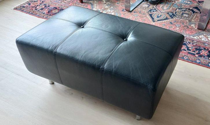 Zwarte leren poef - Gelderland 6111, Huis en Inrichting, Banken | Voetenbanken en Poefen, Zo goed als nieuw, 75 tot 100 cm, 50 tot 75 cm