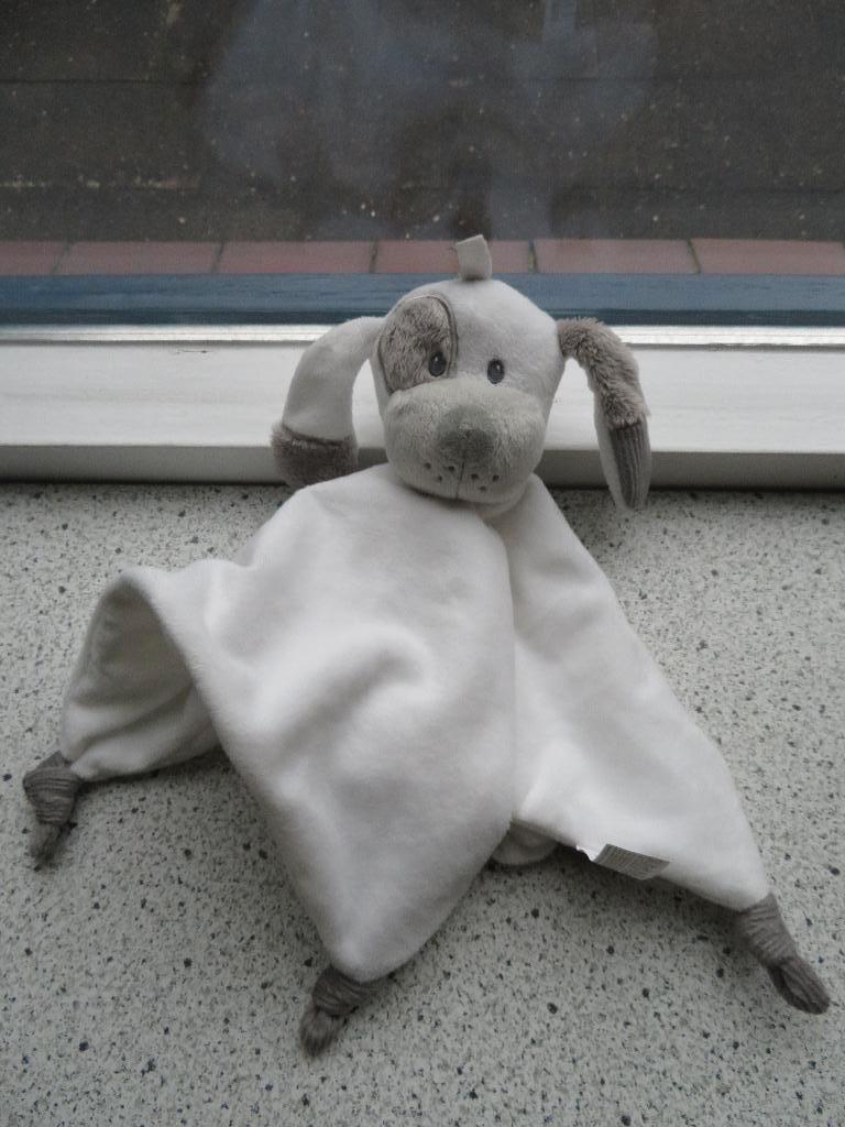 Knuffeldoek hond Sem merk Tiamo wit met grijs velours, Ophalen of Verzenden, Zo goed als nieuw, Hond