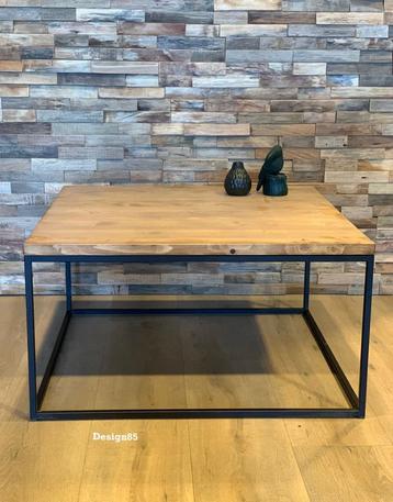 Vierkantige salontafel met houten blad beschikbaar voor biedingen