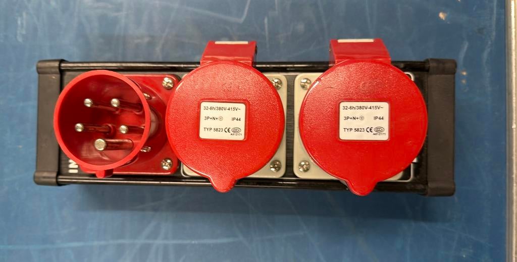 Showtec Breakout Bar8 32amp 1x in  2x uit, Ophalen, Zo goed als nieuw, Apparatuur