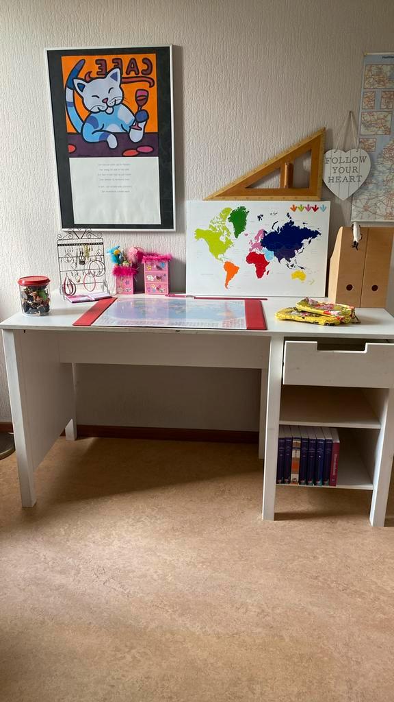bureau hout white wash hout kinderkamer, Huis en Inrichting, Bureaus, Zo goed als nieuw, Ophalen